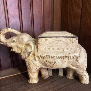 💚 Vintage white metal cigarette elephant